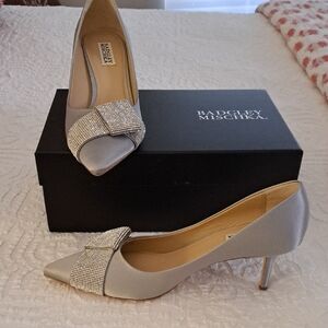 NIB Badgley Mischka Silver Satin Heels with Rhinestone Bow